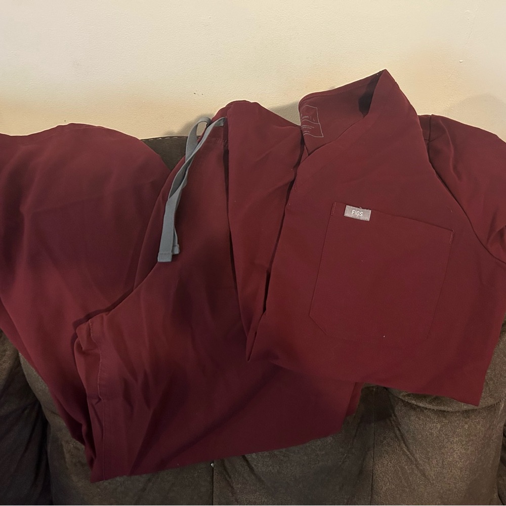 Maroon Fig scrub set. XL petite bottoms, L top